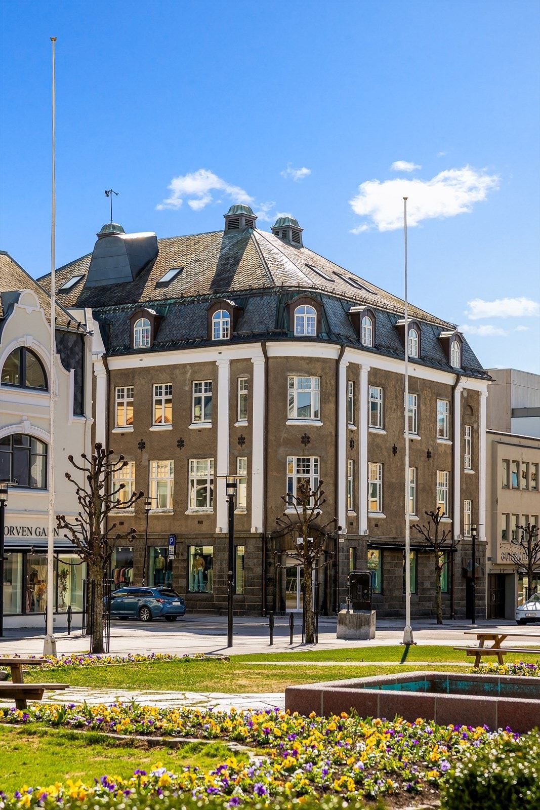 Bygården fremstår velholdt og er et landemerke i bybildet. Galleribilde