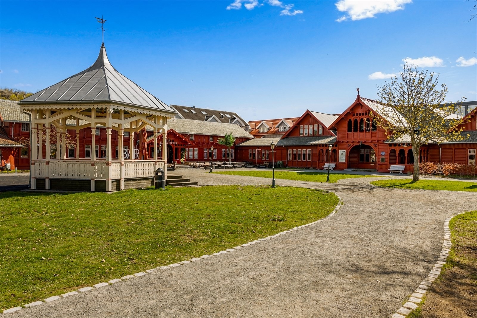 Kurbadhagen, en kulturell oase med servering, ligger en kort spasertur unna. Galleribilde