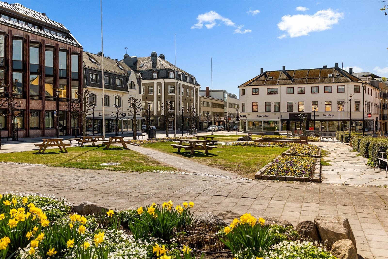 Nyt en kaffe på en av de mange benkene i parken like ved. Galleribilde