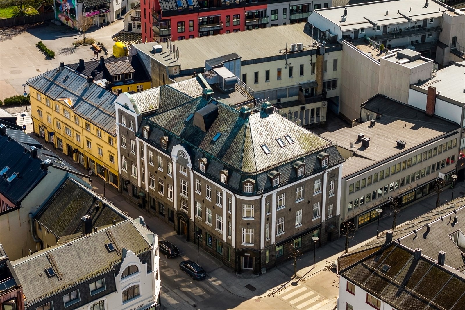 Her bor du midt i sentrum, med umiddelbar nærhet til alt av byens fasiliteter. Galleribilde