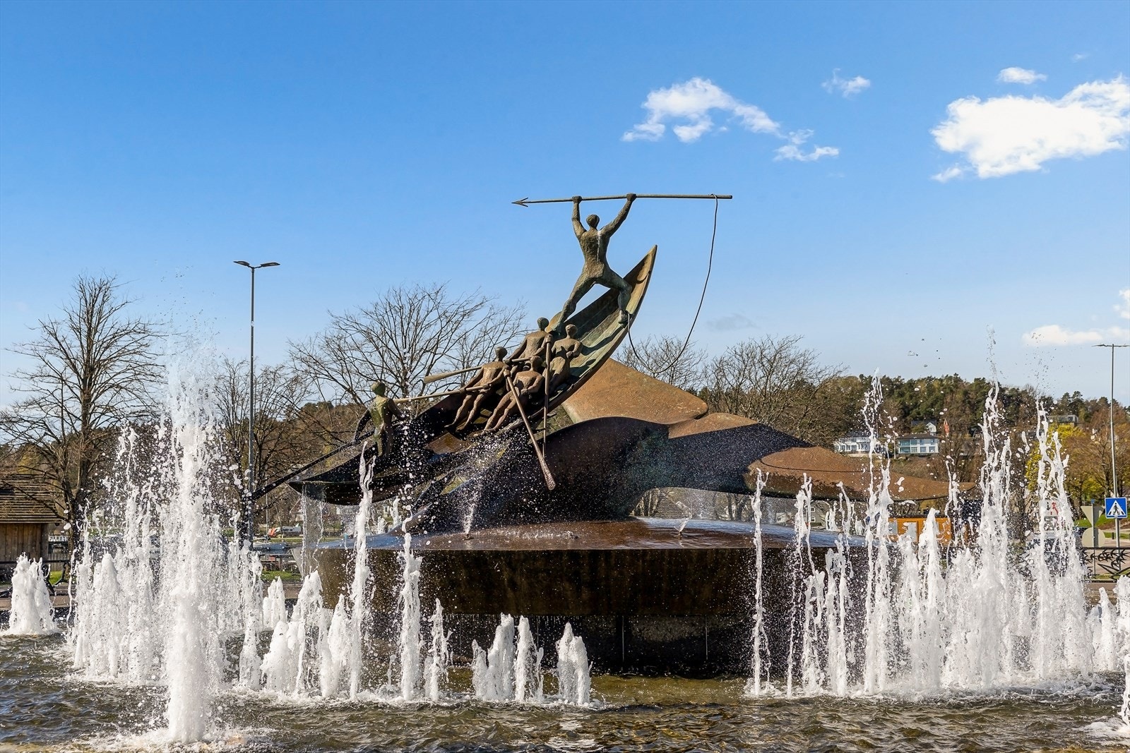 Det velkjente Hvalfangstmonumentet ved havnen er et symbol på byens historie. Galleribilde