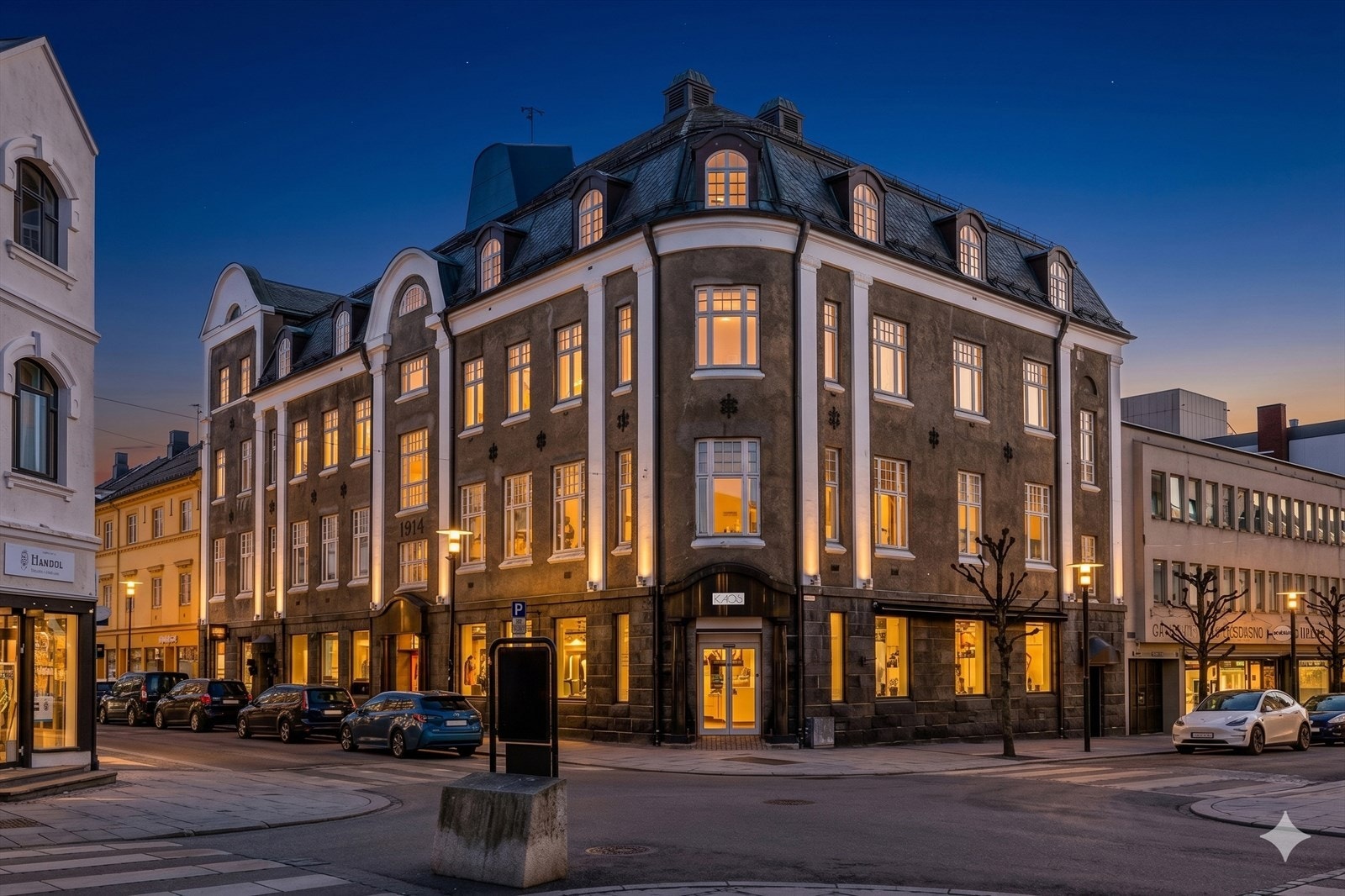 Bygården er vakkert opplyst på kveldstid. (AI redigert kveldsbilde) Galleribilde