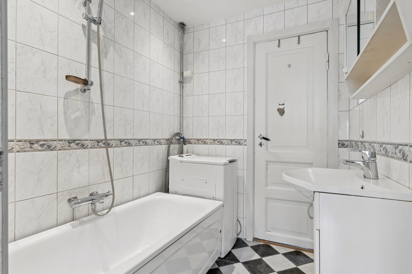 Rommet er utstyrt med servant med servantskap, badekar og det er opplegg for vaskemaskin. Ventilasjon skjer via en lufteluke i veggen. Galleribilde