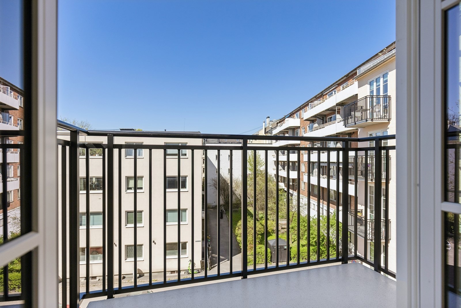 Nordvendt balkong på ca. 3 m², med adkomst fra det ene soverommet. Galleribilde