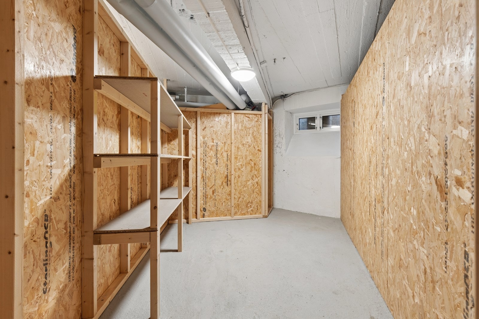Leiligheten disponerer en kjellerbod på ca. 10 m² og en loftsbod på ca. 4 m². Galleribilde