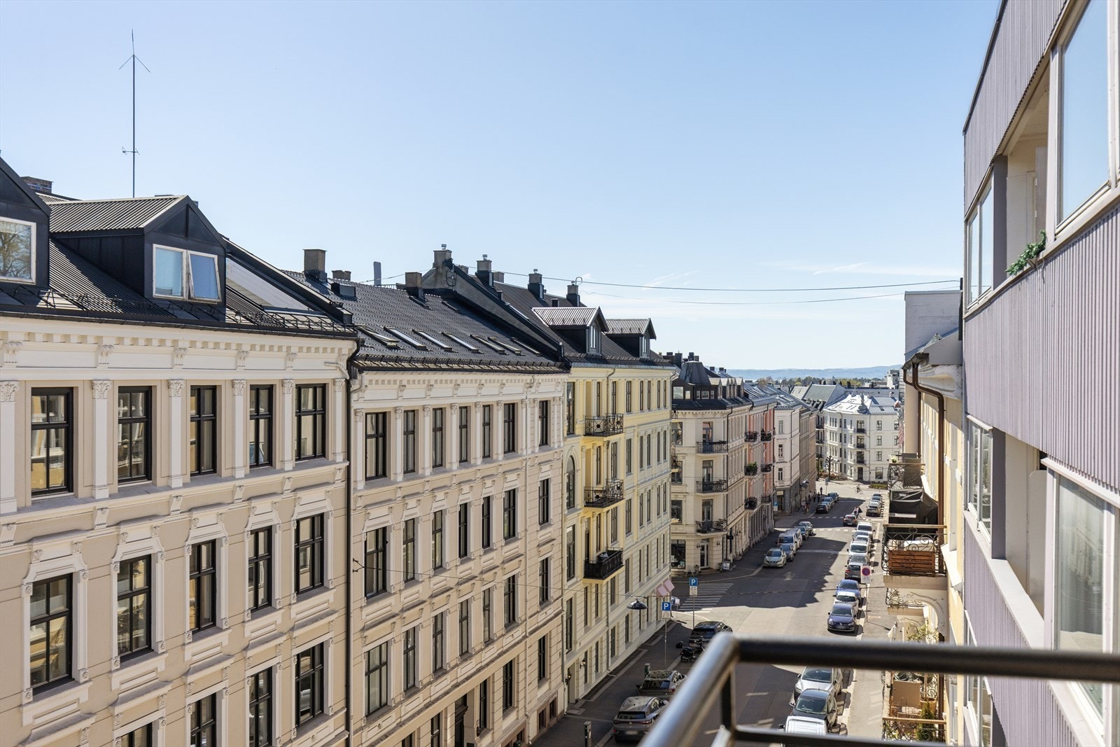 Fra leilighetens høye plassering i 4. etasje har man utsyn over nabolagets klassiske bygårder. Galleribilde