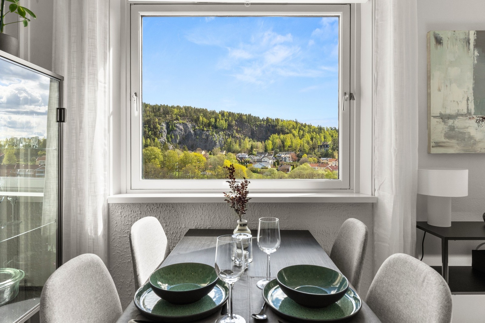 Spisebordet kan plasseres ved vinduet, hvor du kan nyte måltider med flott utsikt Galleribilde