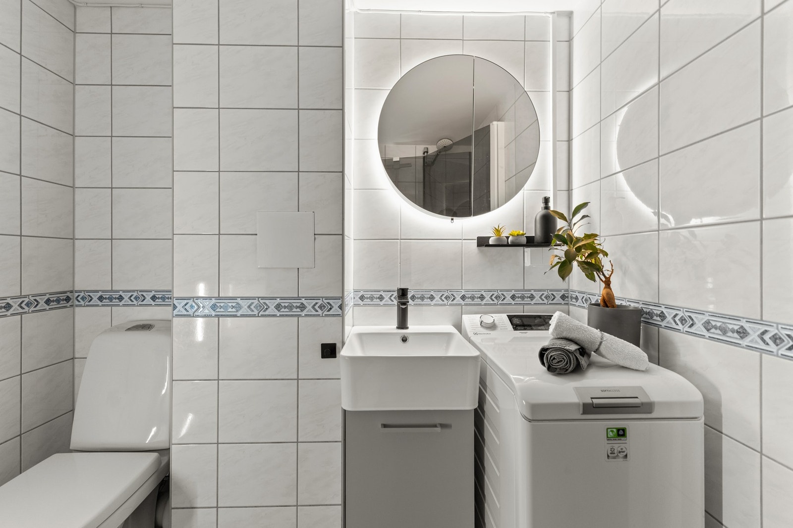 Badet har fått ny innredning, speilskap og toalett, samt opplegg for vaskemaskin i 2024 Galleribilde