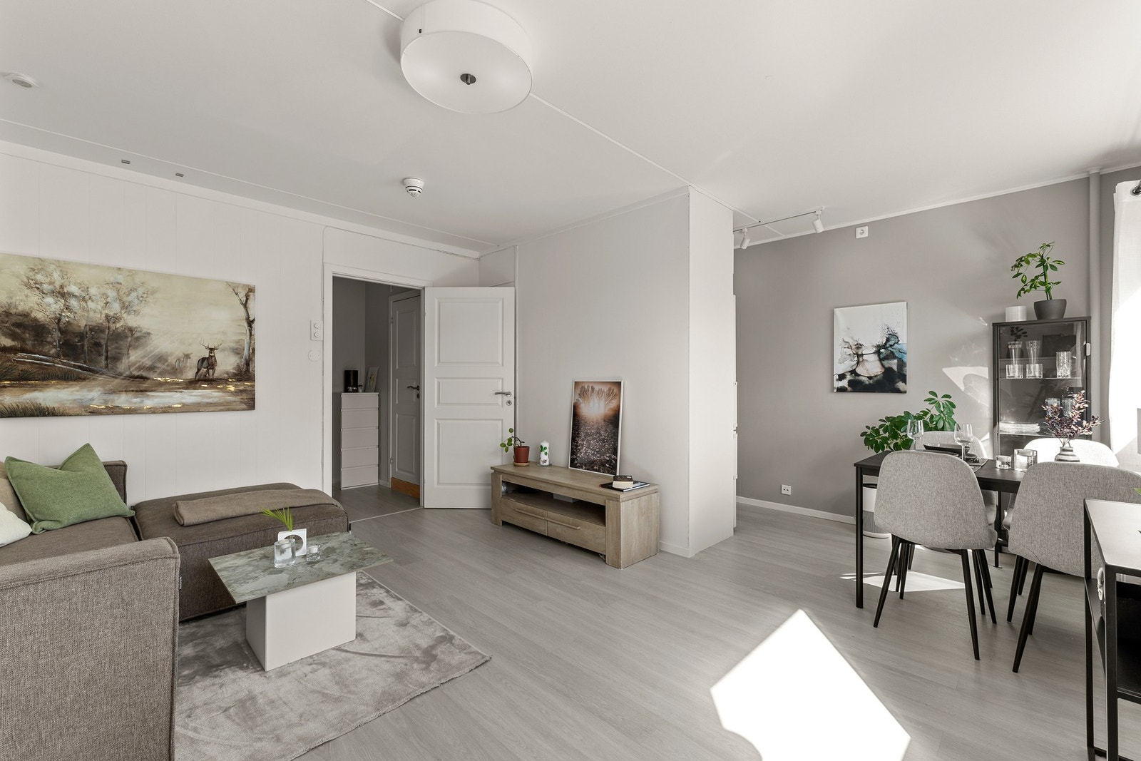 Videre inn i leiligheten har du en koselig stue med god plass til oppdeling i soner og Galleribilde