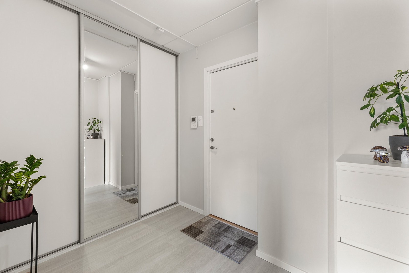 Lys og innbydende entré med stor skyvedørsgarderobe og gulv fra 2026 Galleribilde