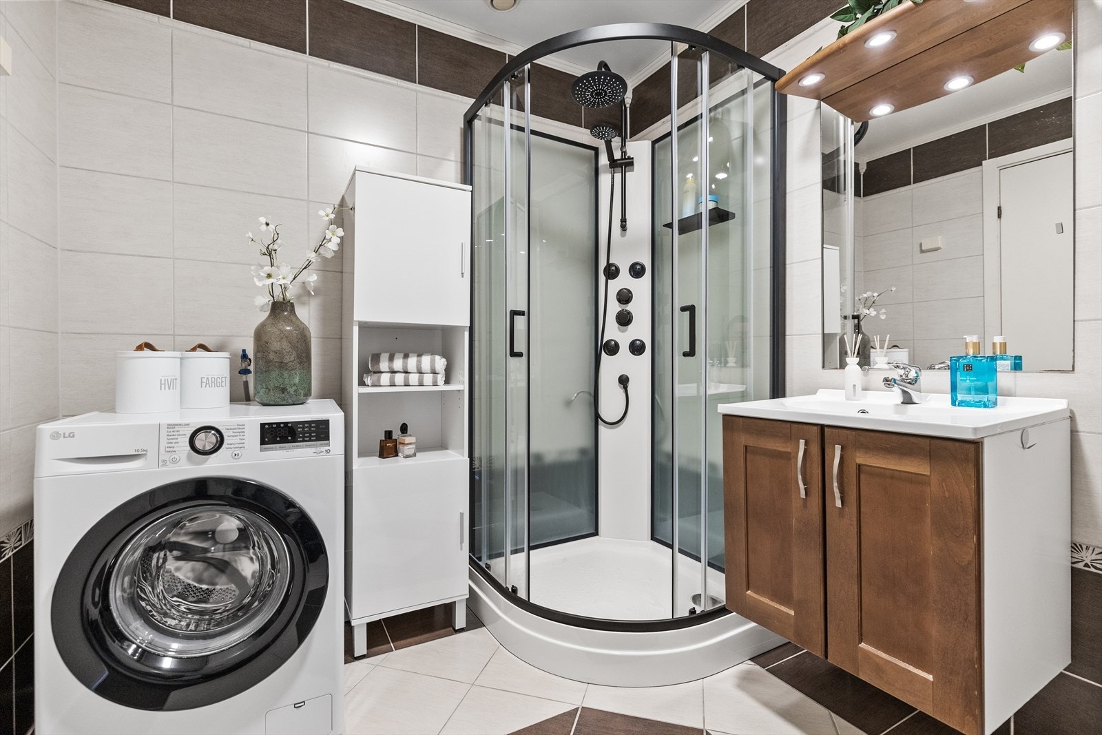 Badet ble oppusset i 2010 og fremstår som praktisk og funksjonelt. Galleribilde