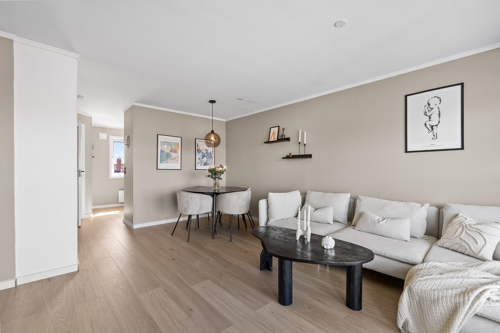 Stuen har plass til både sofagruppe og spisebord. Galleribilde