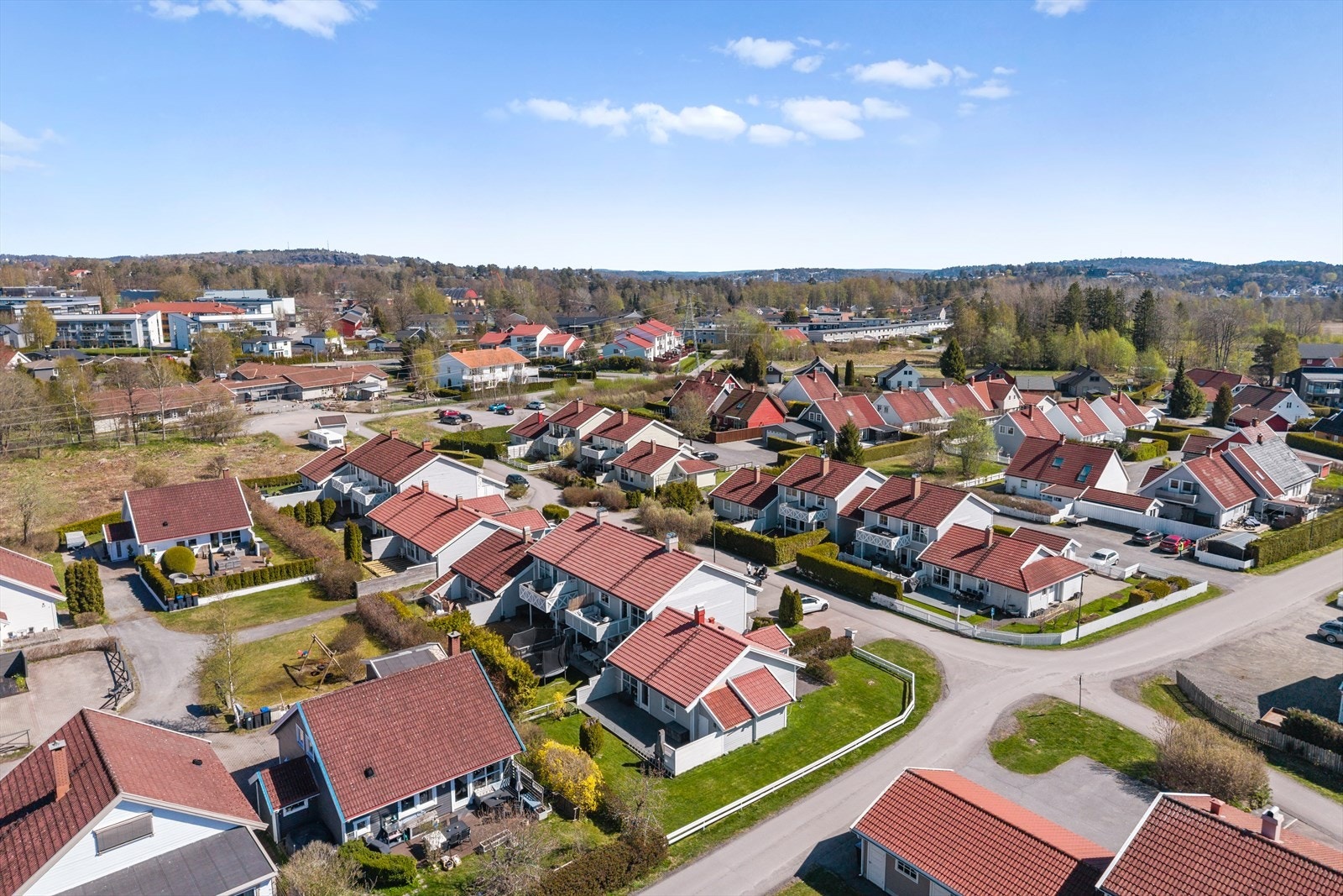Bugården byr også på idrettsanlegg med blant annet fotballbaner, innendørs ishall, friidrettsanlegg og Sandefjord svømmehall. Galleribilde