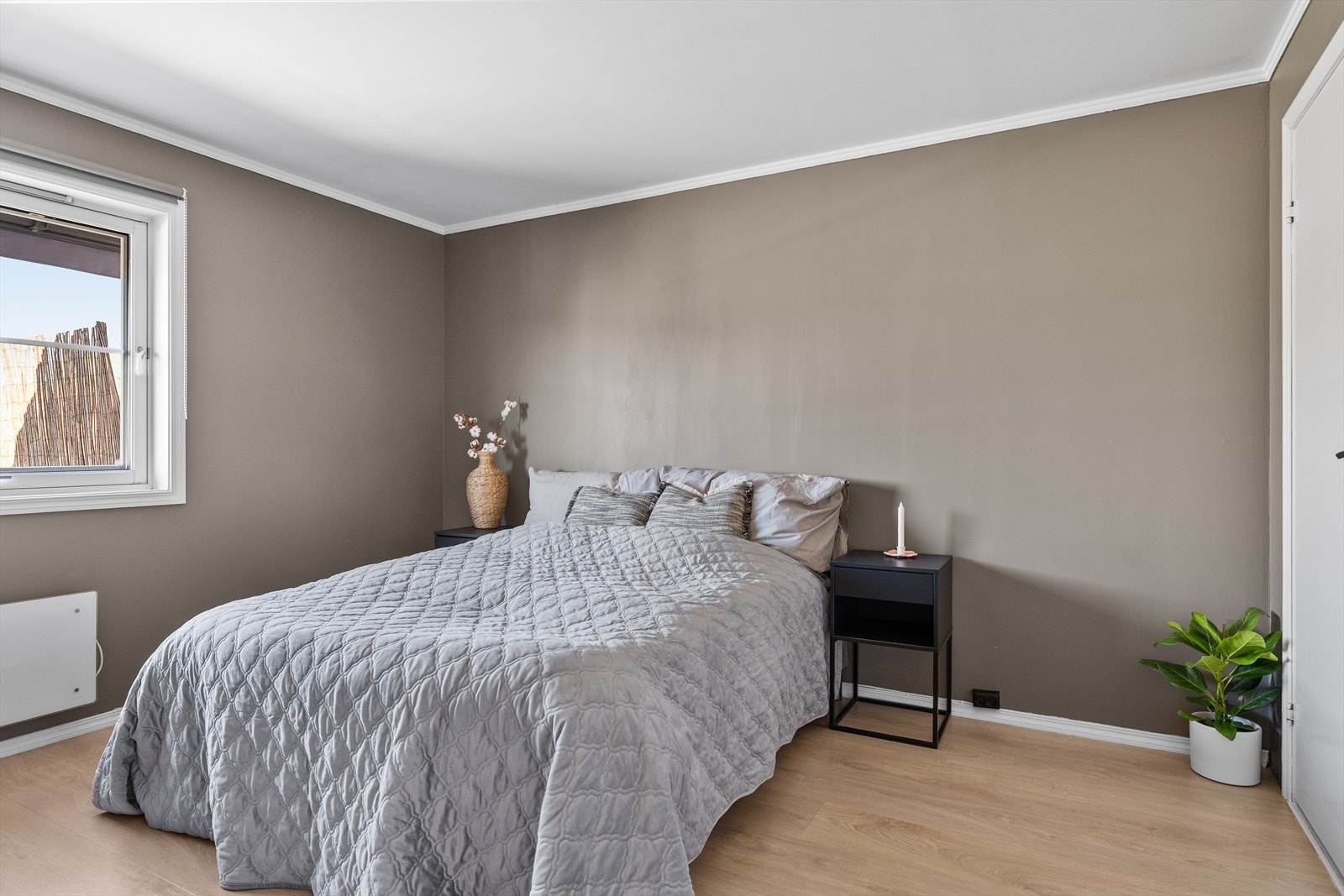 Leiligheten har 2 soverom, hovedsoverommet er romslig med plass til seng, her har man også walk-inn garderobe og direkte inngang til badet. Galleribilde