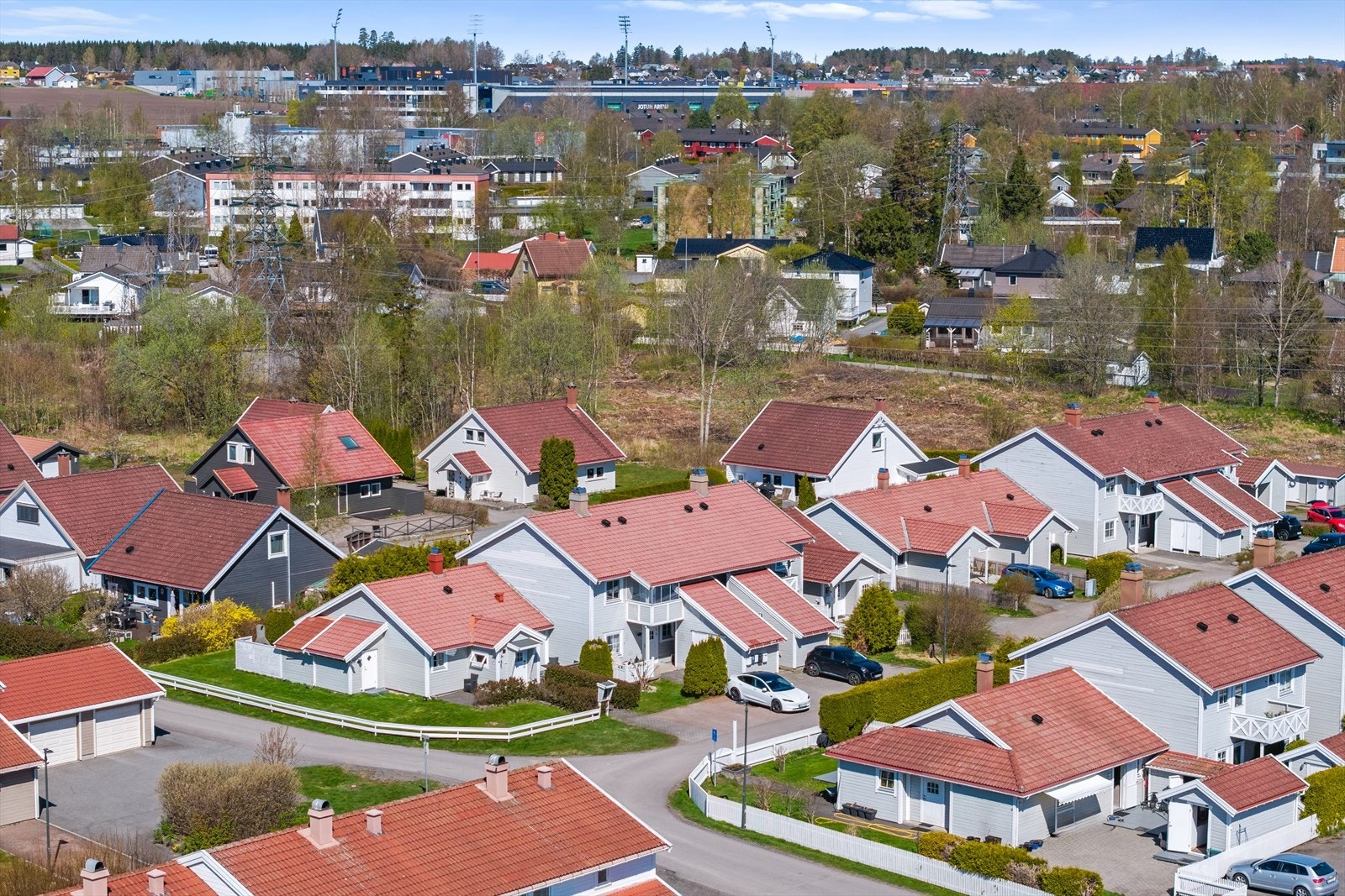 Dagligvarebutikker, skoler og barnehager ligger i nær avstand, noe som gjør hverdagen enkel og praktisk. Galleribilde