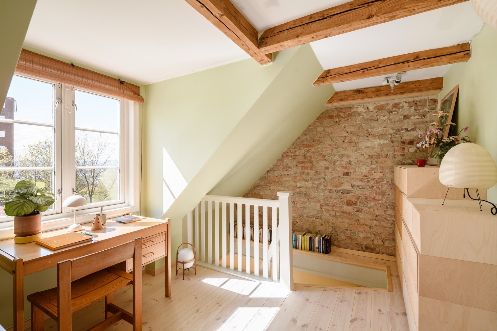 Fra trappen i stuen kommer man opp til loftsetasjen og loftstuen. Galleribilde