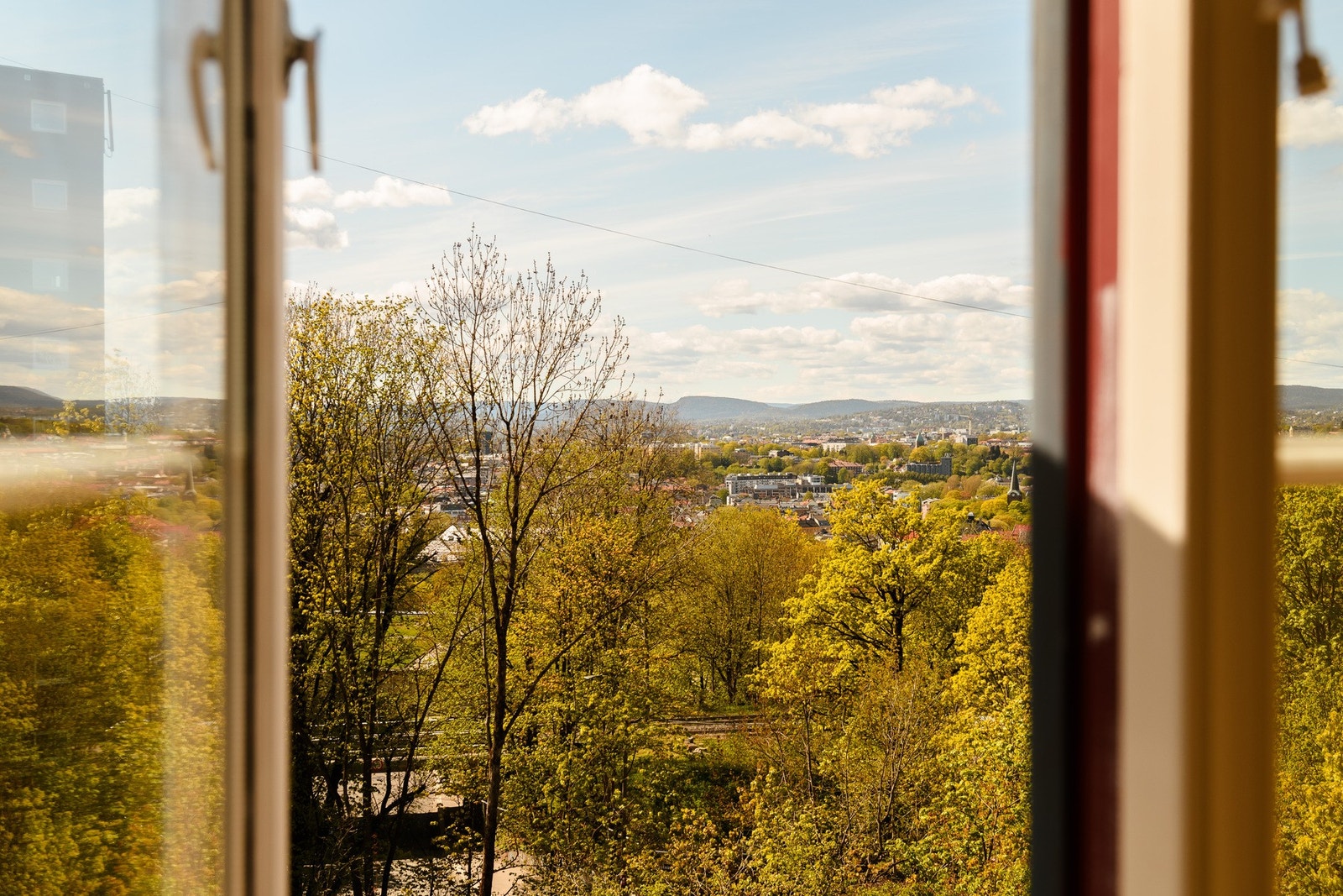 Fra loftstuen er det utsikt over de grønne, frodige fellesområdene som kjennetegner Lille Tøyen Hageby. Galleribilde