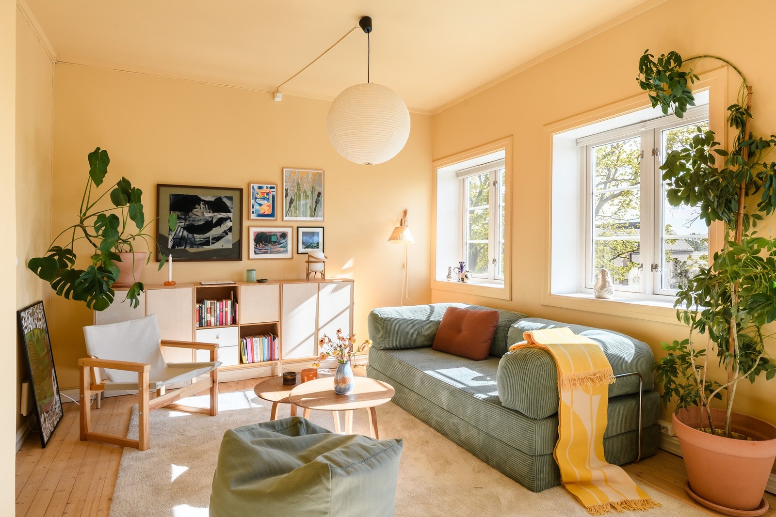 Stuen har god plass til både sofagruppe og spisebord, og er et naturlig samlingspunkt i leiligheten. Galleribilde