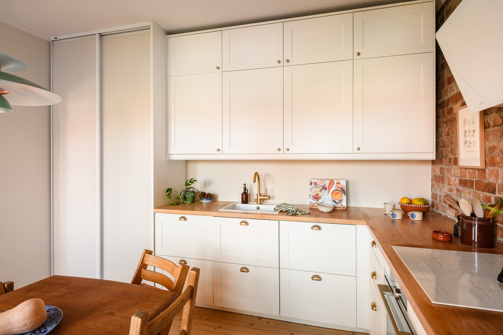 Kjøkkenet er utstyrt med integrert induksjonstopp, stekeovn, oppvaskmaskin og kombiskap, samt veggmontert avtrekksventilator og synlig komfyrvakt. Galleribilde