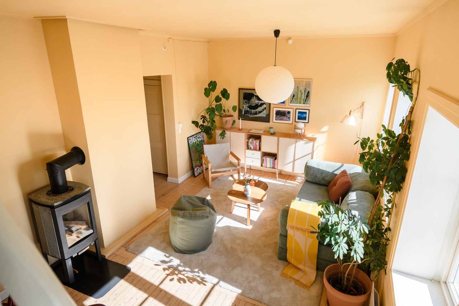 En peisovn i stuen gir ekstra varme og hygge. Pipene i bygget ble rehabilitert i 2013/2014. Galleribilde
