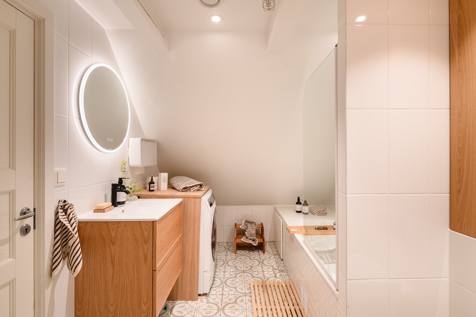 Badet ble renovert i 2019 og har elektrisk gulvvarme, innebygget badekar og opplegg for vaskemaskin. Galleribilde