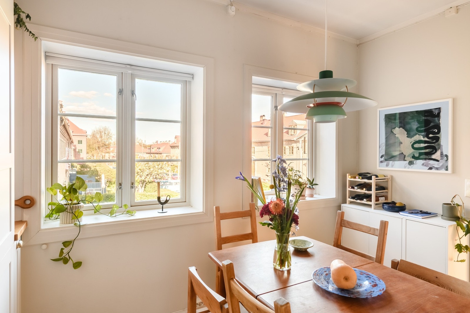 Kjøkkenet er romslig og har god plass til en hyggelig spiseplass ved vinduene. Galleribilde