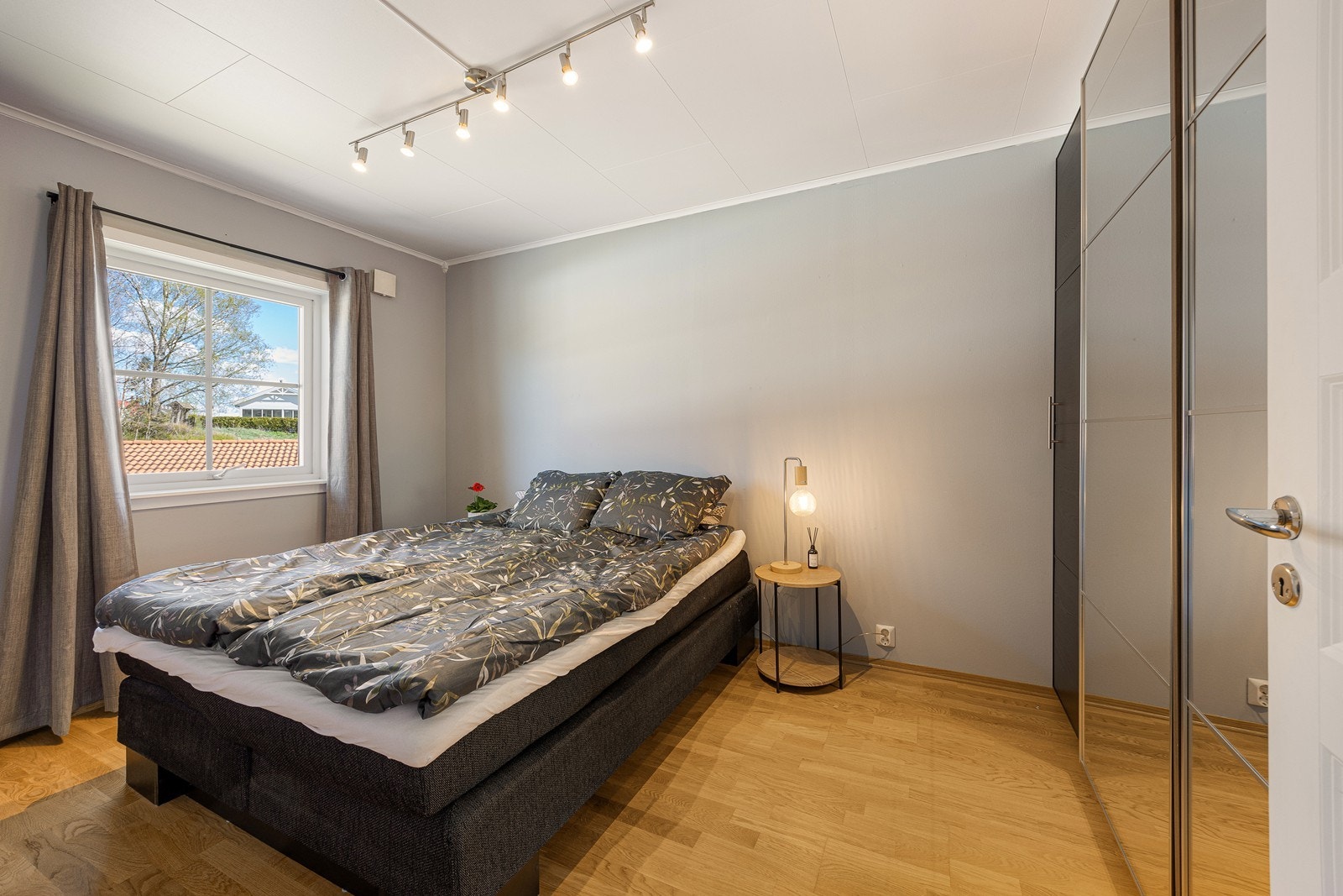 I leiligheten er det to soverom med parkettgulv og behagelige farger på veggene for rolig atmosfære. Galleribilde