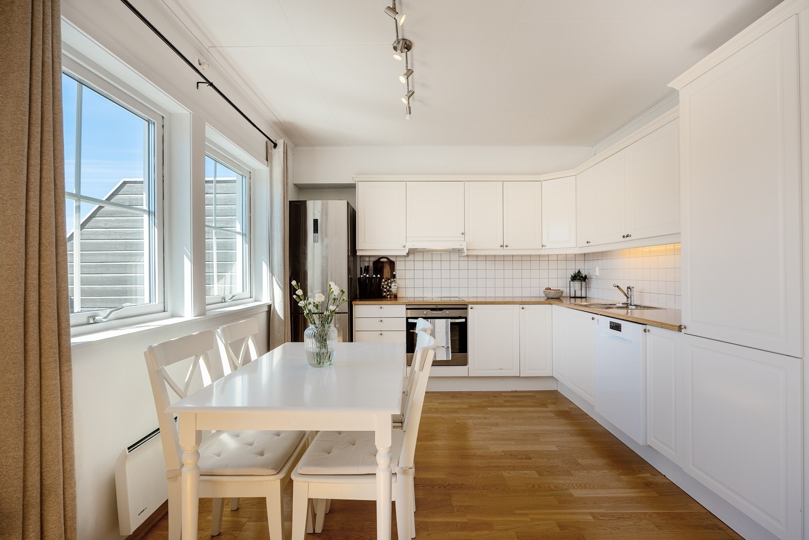 Kjøkkenet er utstyrt med induksjonstopp, stekeovn, oppvaskmaskin og et frittstående kjøl/frys. Galleribilde