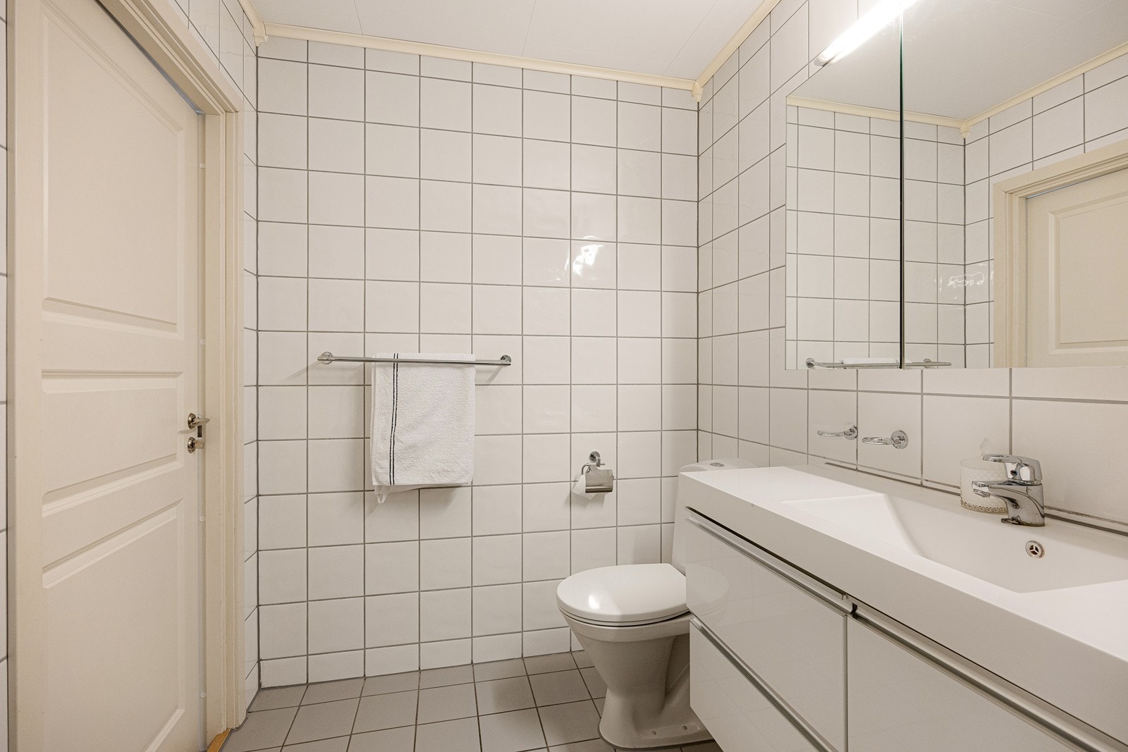 Badet har flislagte gulv og vegger, og det er selvfølgelig varme i gulvet. Galleribilde