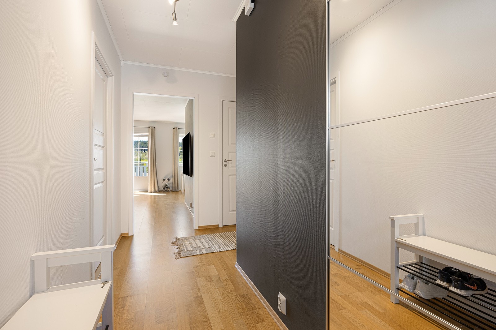Tilknyttet entreen finner man en bod for ytterligere oppbevaring. Galleribilde
