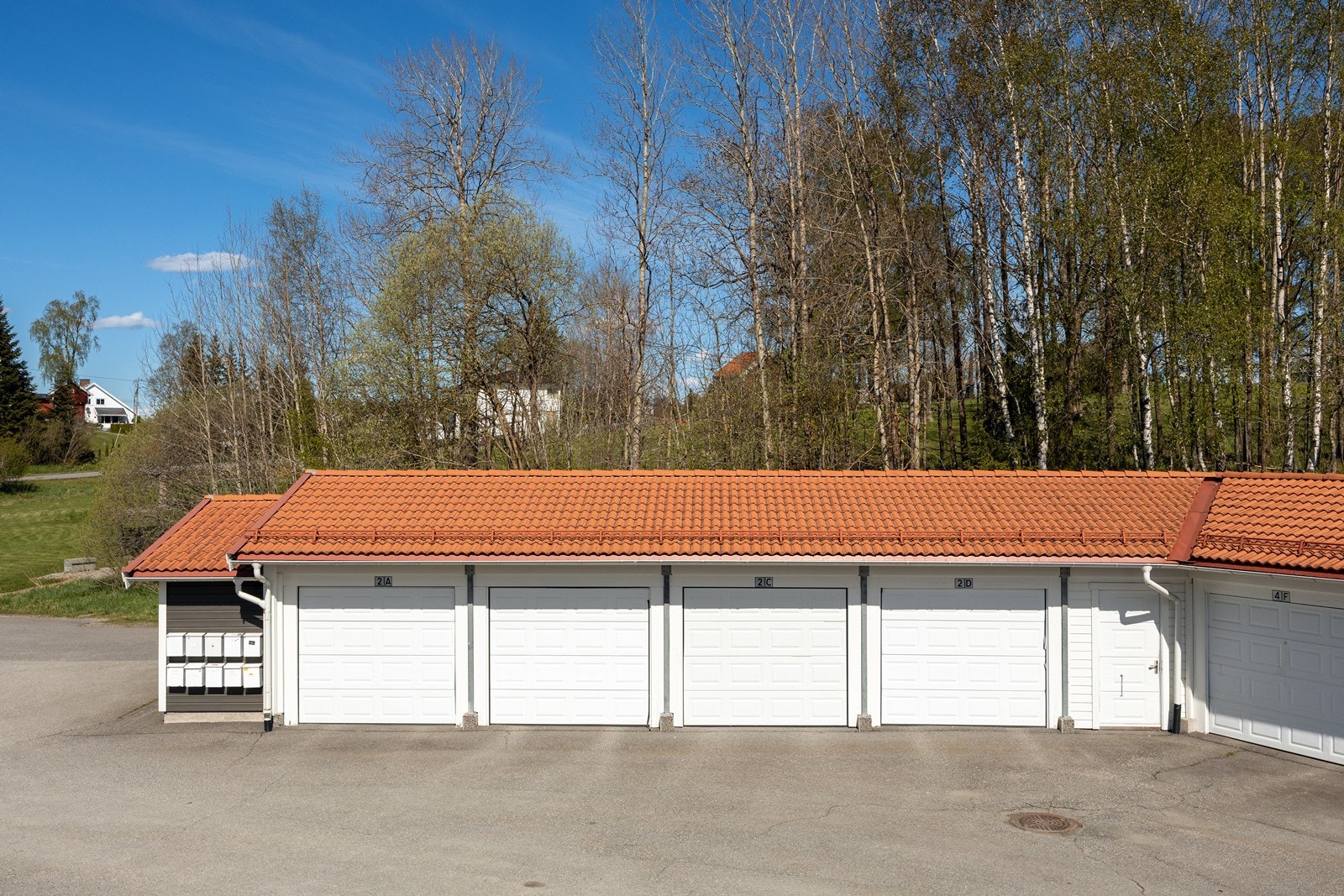 Det medfølger en parkeringsplass i felles garasjerekke. I tillegg disponerer leiligheten en utvendig sportsbod. Galleribilde