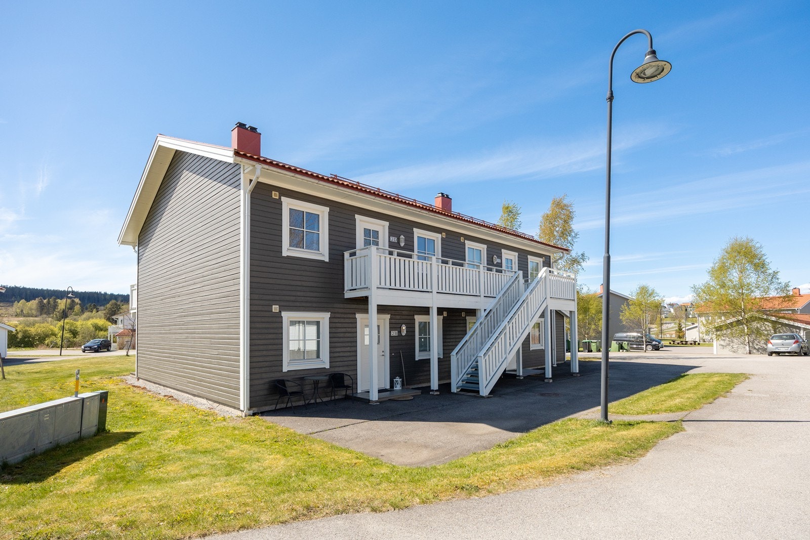 Leiligheten er beliggende midt i hjertet av Løken i Aurskog-Høland kommune. Det er kun få minutters gange til idrettsanlegg, matvareforretninger, apotek, skole, barnehage og bussholdeplass. Galleribilde