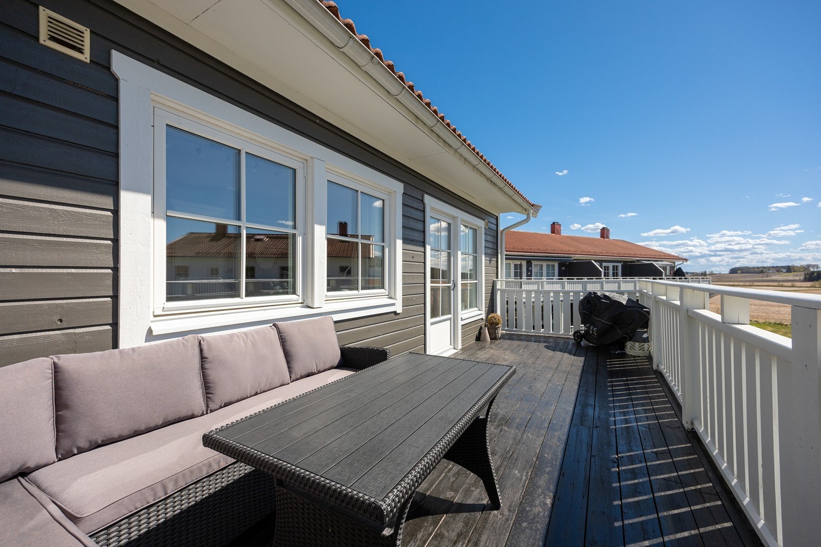 Fra stuen er det utgang til en vestvendt balkong fra stuen med fint utsyn over boligområdet og mot landbruksarealer. Galleribilde