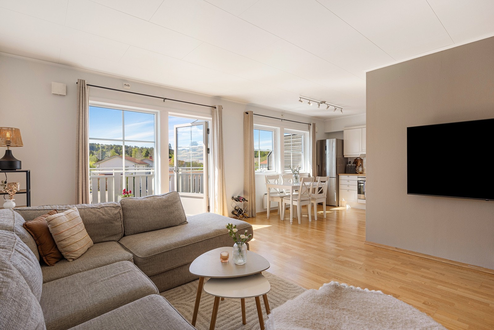 Kjøkken og stue ligger i en åpen og sosial løsning. Allrommet har nydelig utsikt mot boligområdet og grøntområder. Lysinnfallet til rommet er upåklagelig gjennom de store vinduene og balkongdøren. Galleribilde