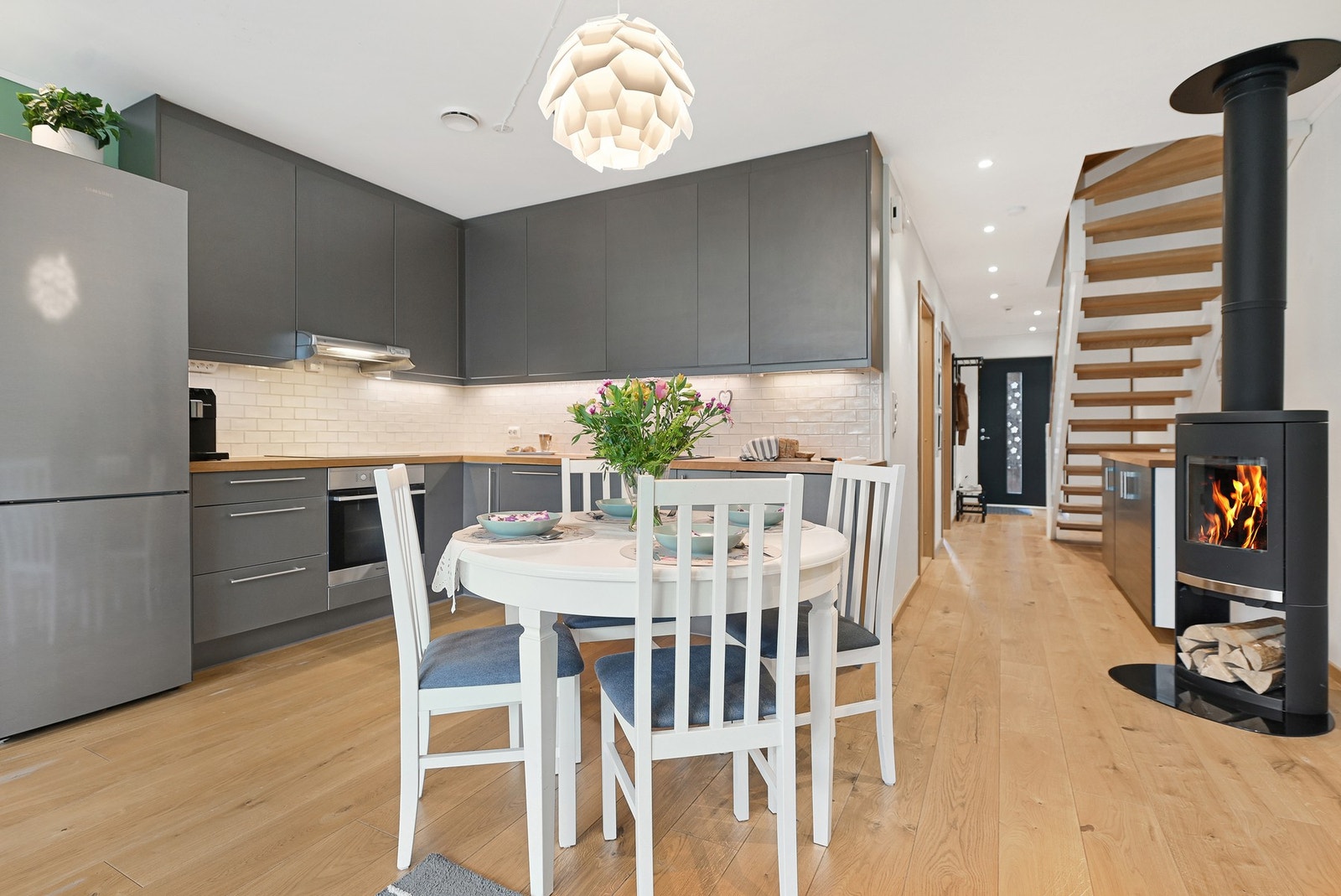 Sentralt i rommet er det en peisovn som varmer godt og gir mye kos og hygge på mørke høst- og vinterkvelder. Galleribilde