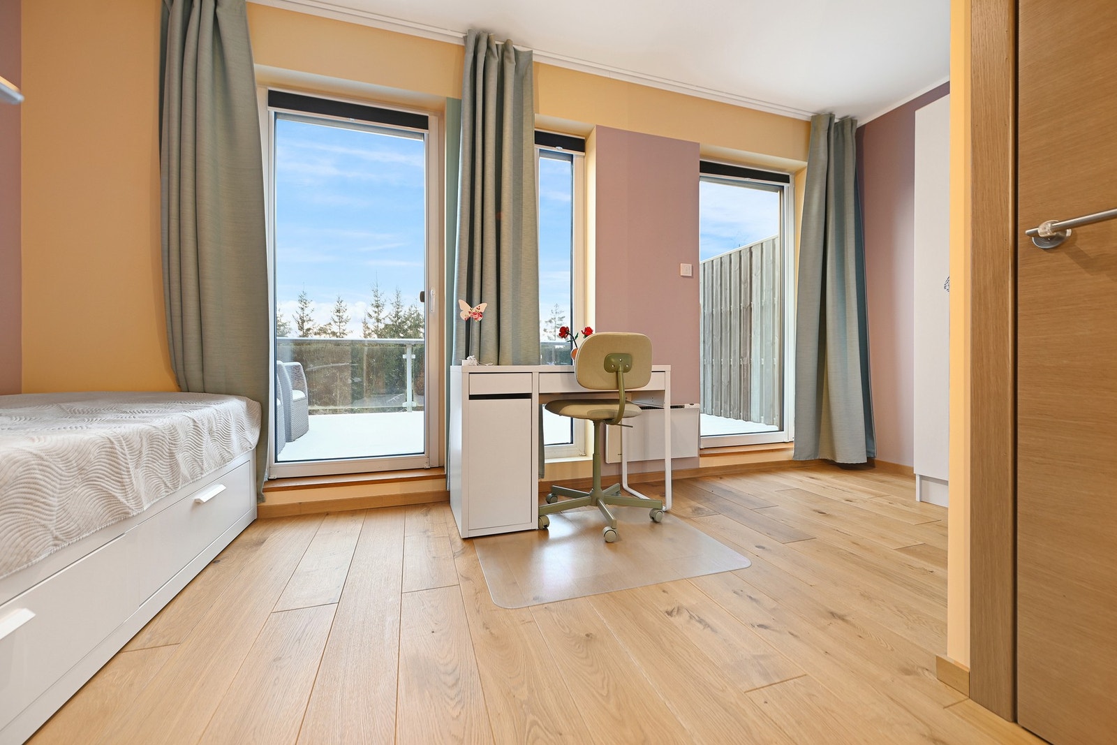Fra det største soverommet i 2. etasje har man tilgang til takterrasse fra på 17 m². Galleribilde