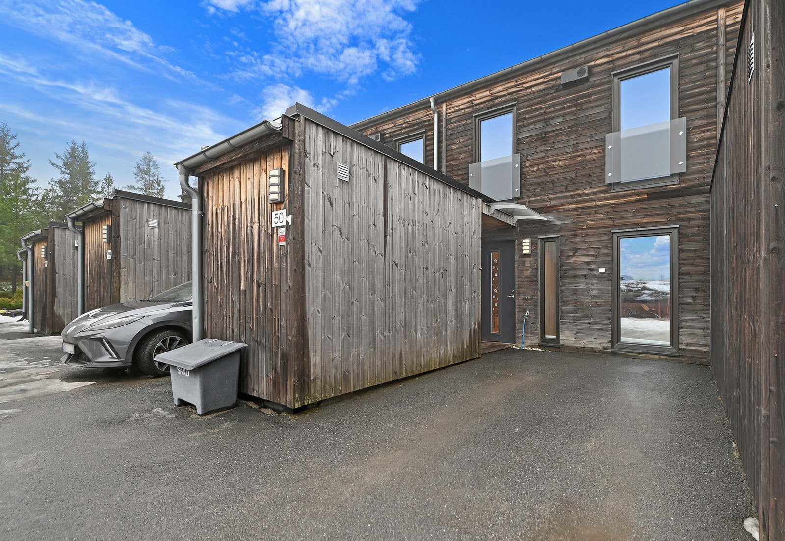Parkering utenfor egen bolig med El-billader. Galleribilde
