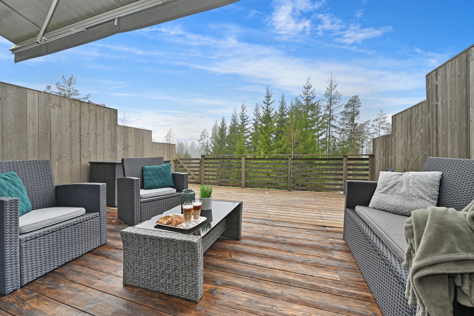 Fra stuen er det utgang til terrasse på 23 m² med markise. Galleribilde