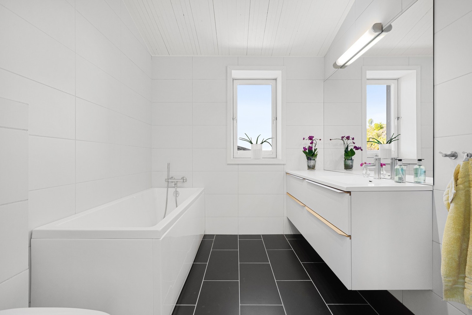 Baderom med badekar. Vannbåren gulvvarme i alle rom med gulvfliser. Galleribilde