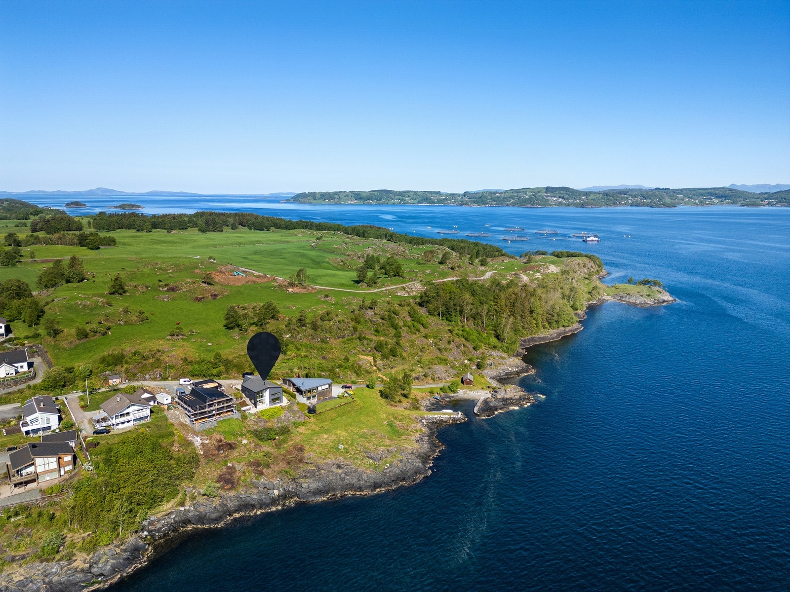Talgje er landfast (gratis via Finnfast), og det tar ca. 35 minutter med bil til Stavanger. Galleribilde