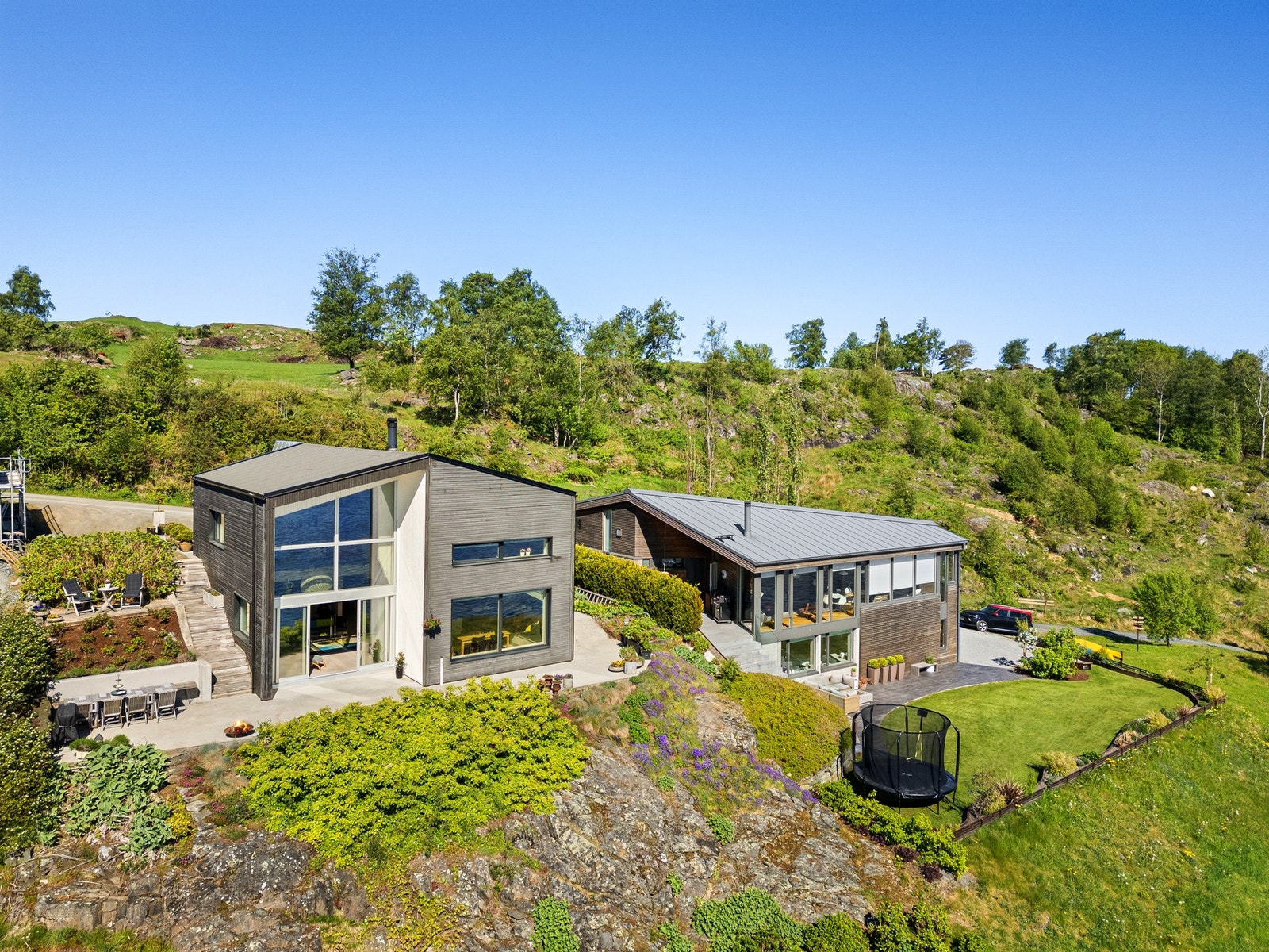 Pent beplantet tomt, som er delvis naturtomt. Galleribilde