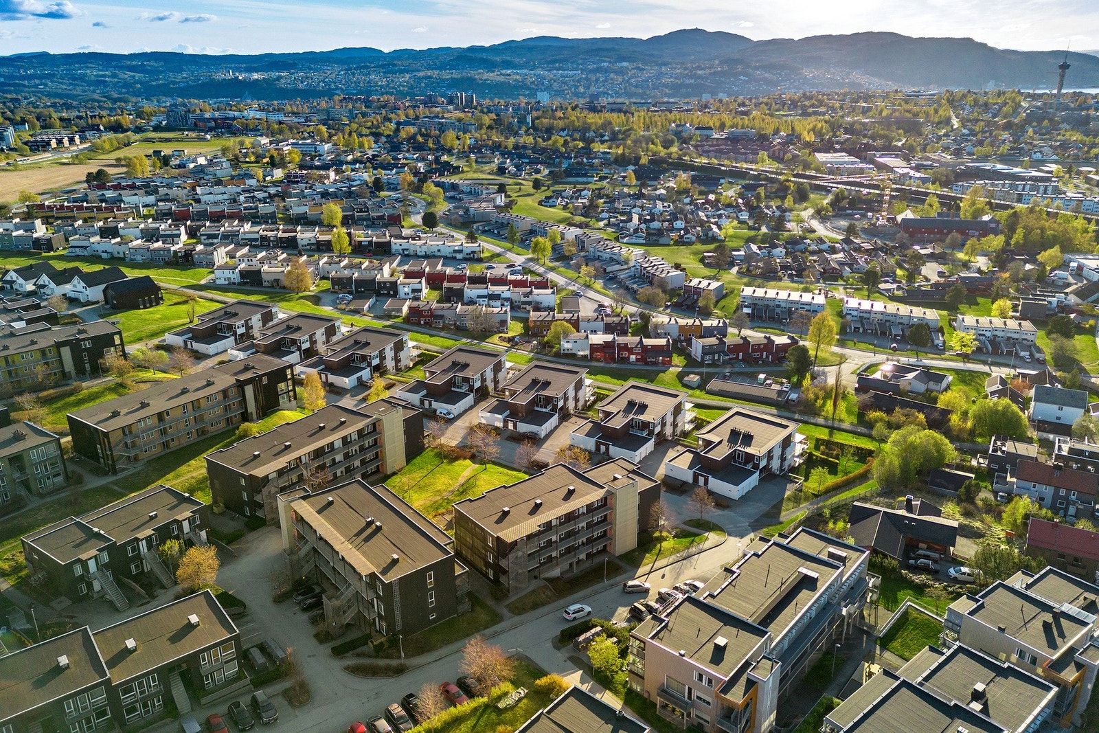 Nabolaget har godt med luft og grøntareal mellom blokkene Galleribilde