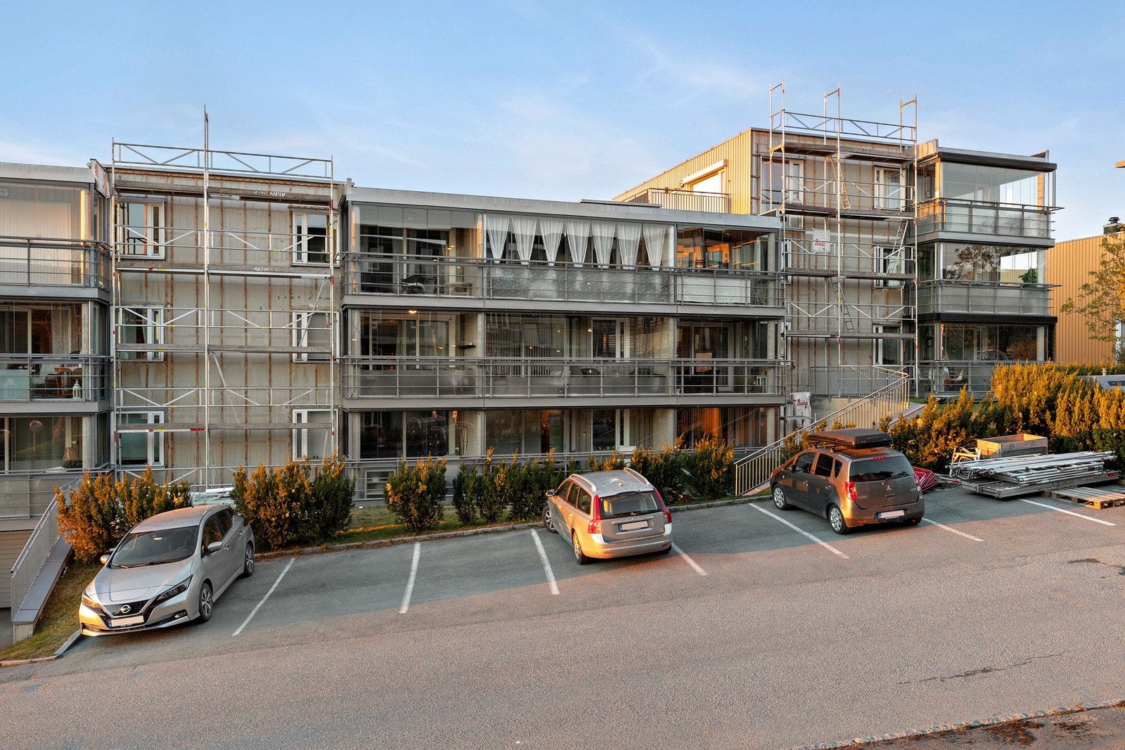 Like utenfor er det godt med gjesteparkeringer Galleribilde