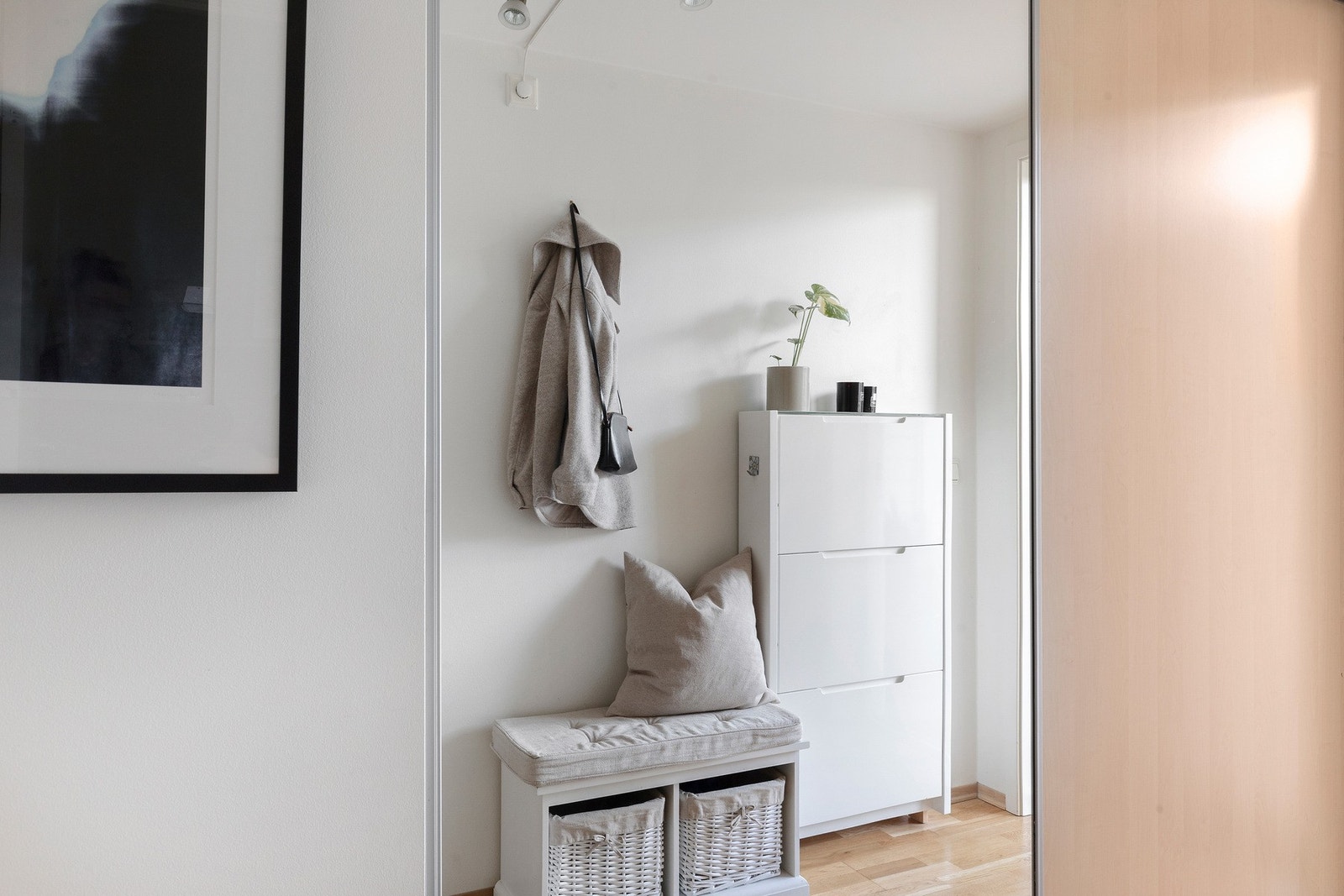 Gangen på 7,2 kvm er innredet med et skoskap, sittebenk og enkel oppheng Galleribilde