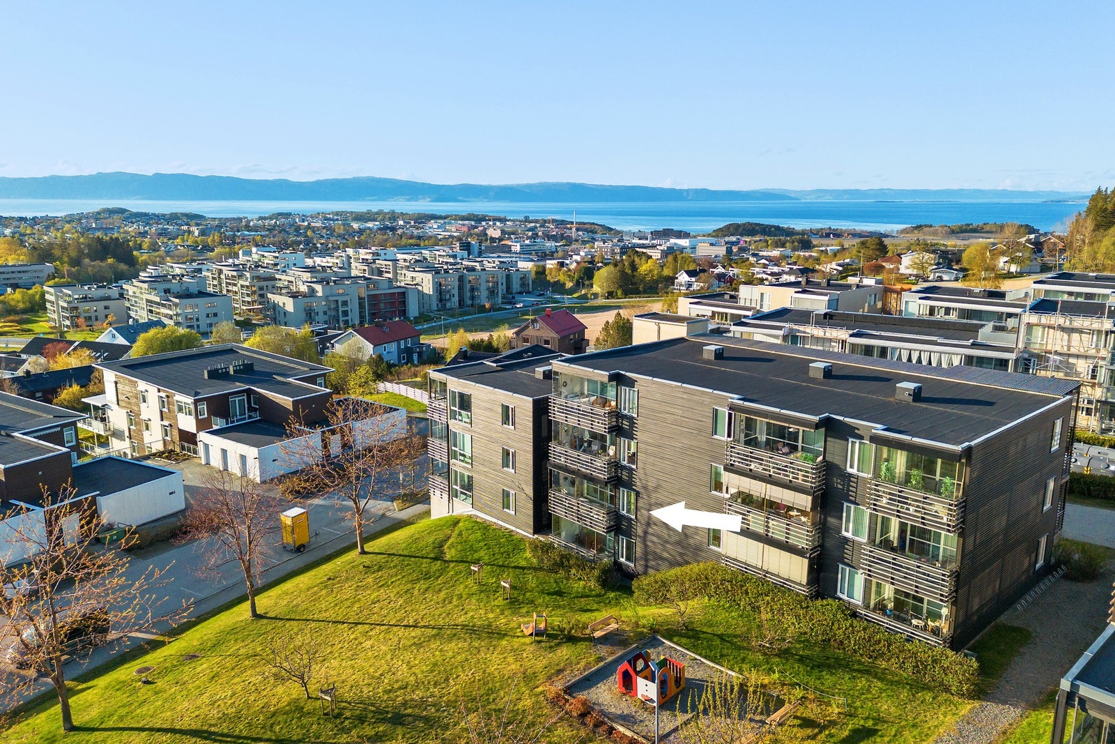 Leiligheten ligger i en høy 1.etasje Galleribilde