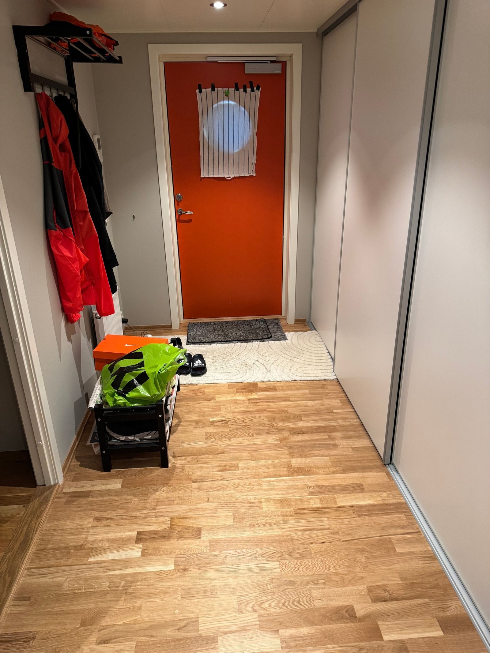 Bak inngangsdøren blir man møtt av en lys entre og gang med dør inn til alle rom i leiligheten Galleribilde