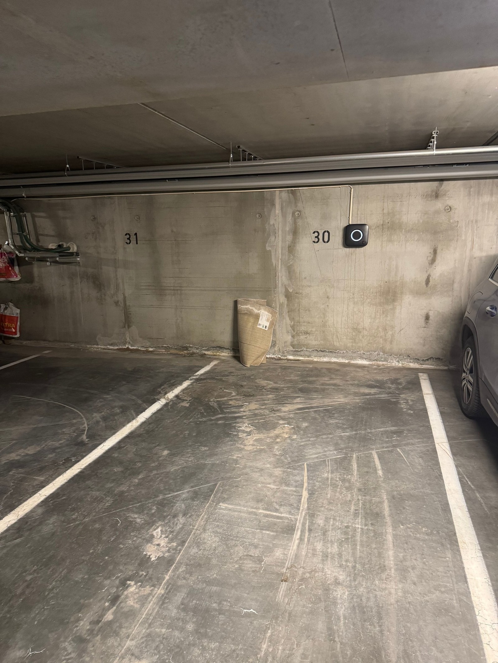 Garasjeplass med elbil lader Galleribilde