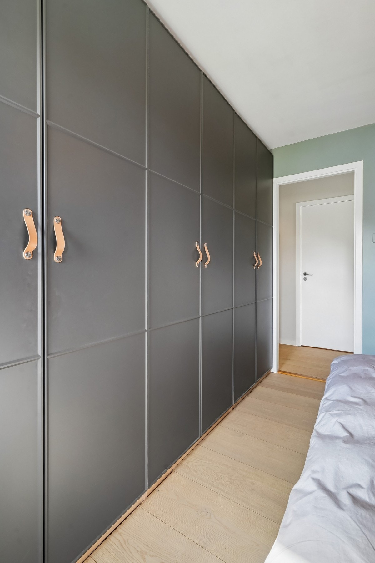 Svært gode oppbevaringsmuligheter i garderobe på hovedsoverom. Galleribilde