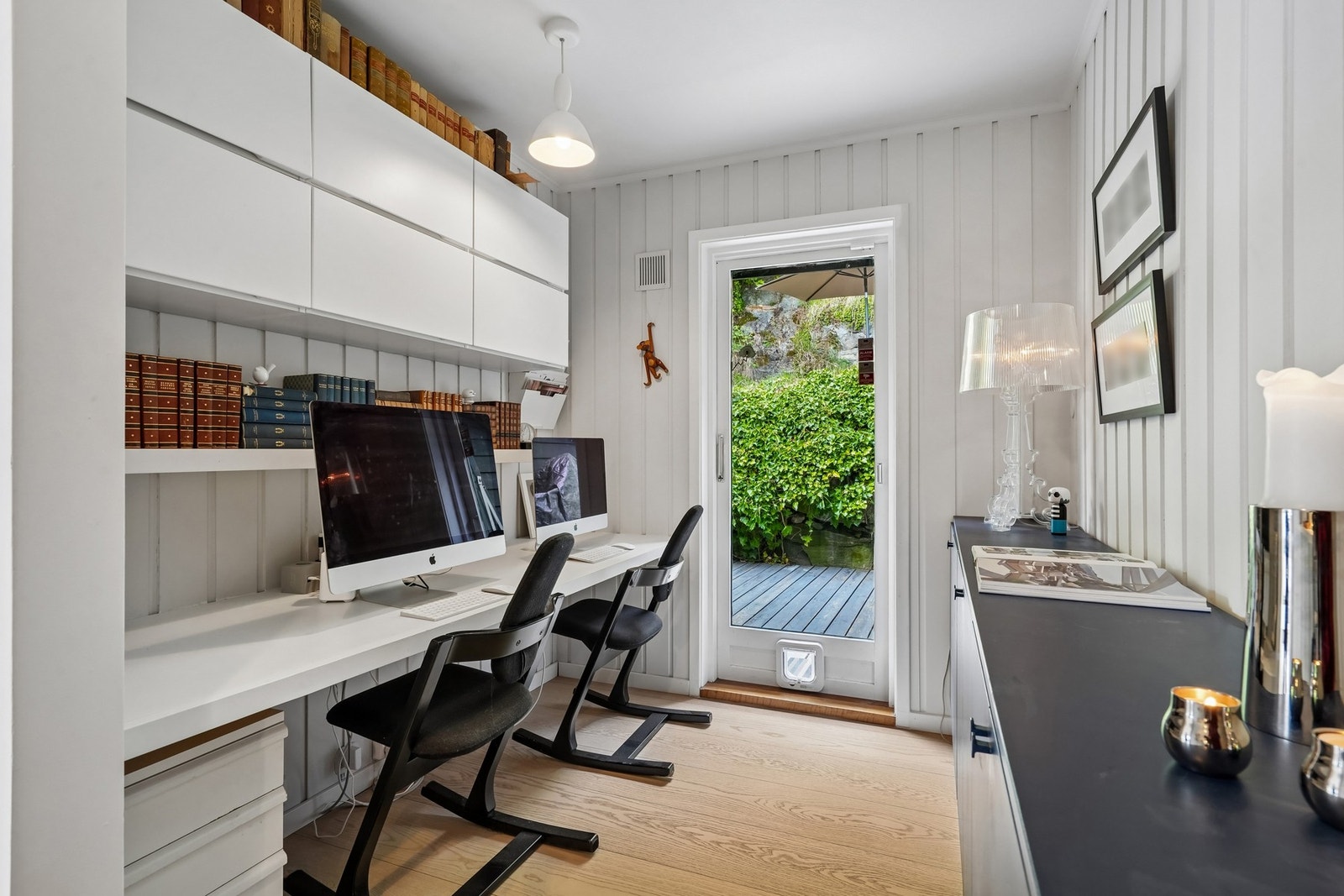 Her er det lett å finne kreativ arbeidslyst. Praktisk kontor med balkongdør til terrassen og hagen utenfor. Praktisk lagring i den tilpassede skapinnredningen. Galleribilde