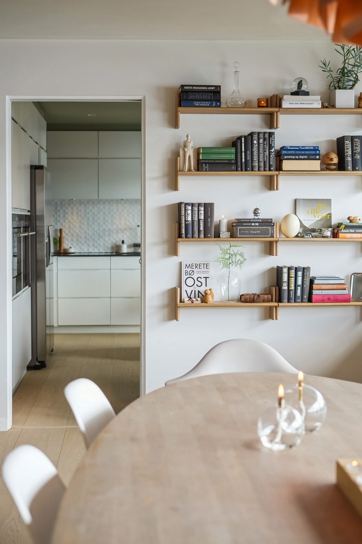 Komforten ivaretas av varmepumpe fra 2020, og vedfyring i peisen for ekstra hygge. Galleribilde